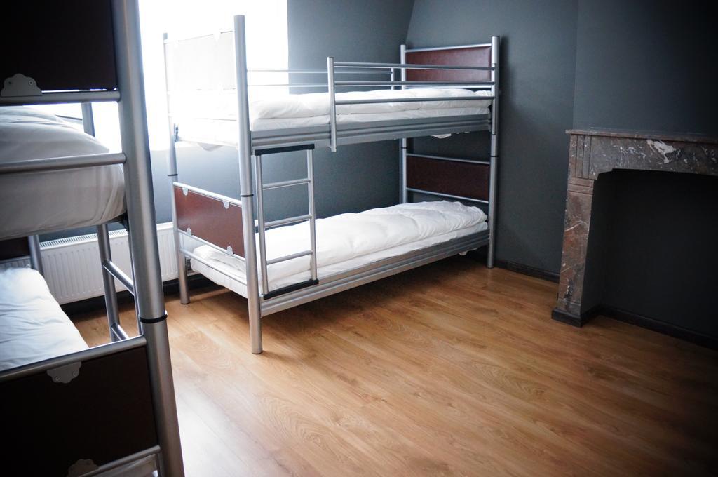 Es Hostel Saint-Gilles Luaran gambar