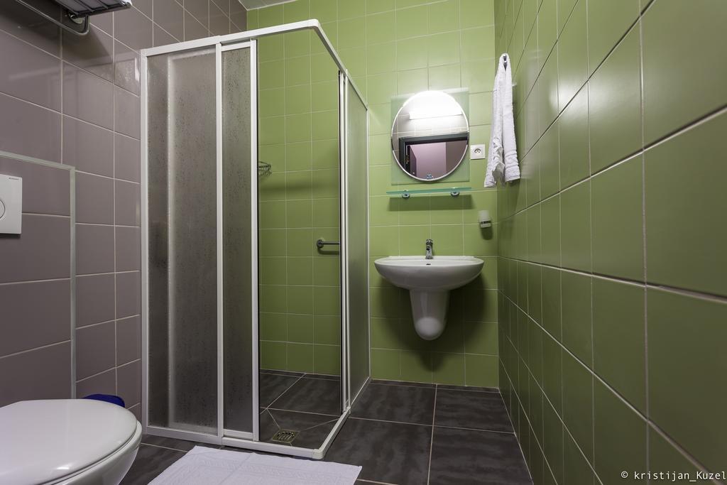 Es Hostel Saint-Gilles Luaran gambar