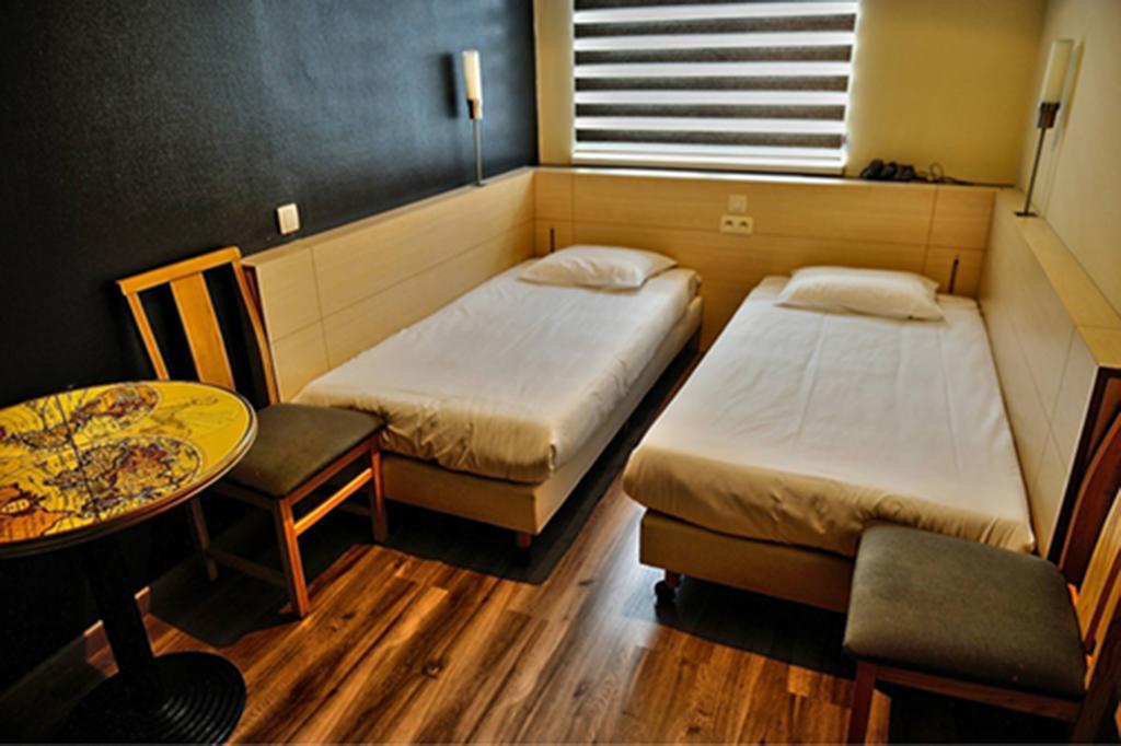 Es Hostel Saint-Gilles Luaran gambar