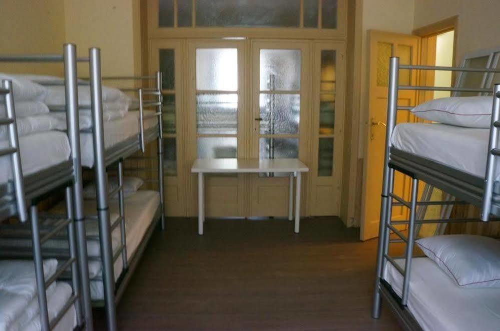 Es Hostel Saint-Gilles Luaran gambar